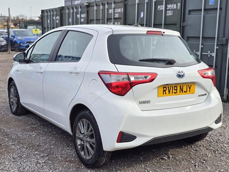 Used Toyota Yaris Hybrid 100 HP (73 kW) 2019 White Hatchback