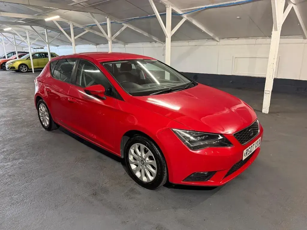 Used Seat Leon SE 105 HP (77 kW) 2014 Red Hatchback