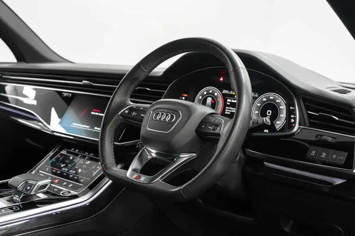 Używany Audi Q7 Black Edition 340 KM (250 kW) 2023 Szary SUV