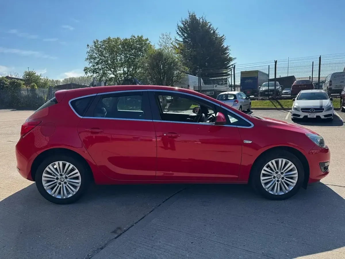 Second-hand Vauxhall Astra Excite 2015 Roșu Hatchback