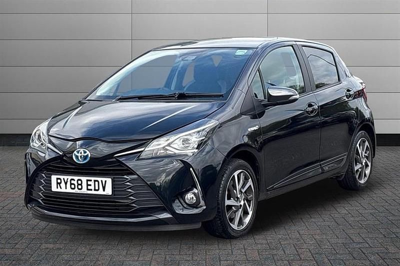 Used Toyota Yaris Hybrid 100 HP (73 kW) 2019 Blackgrey Hatchback