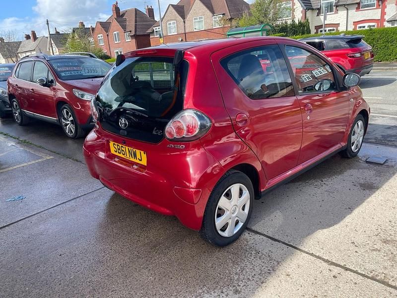 Begagnad Toyota Aygo 68 HK (50 kW) 2011 Röd Halvkombi