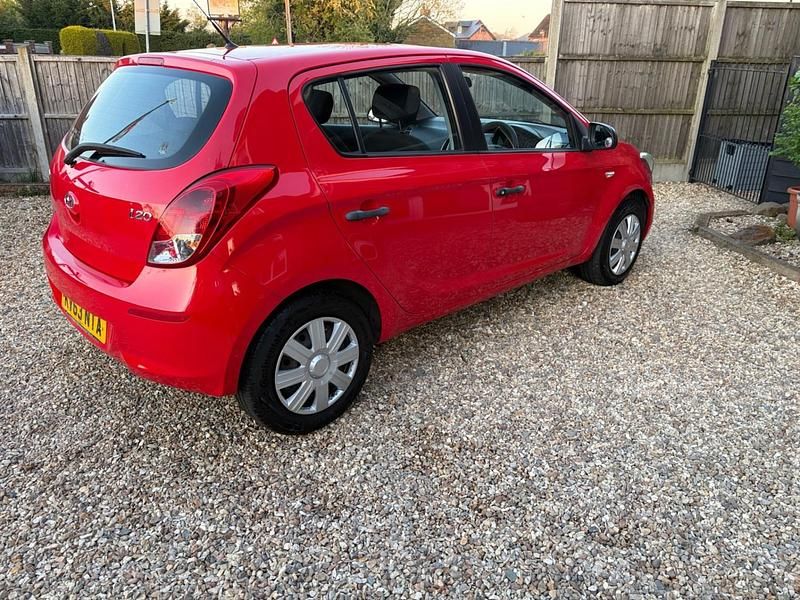 Używany Hyundai i20 Classic 85 KM (62 kW) 2013 Czerwony Hatchback