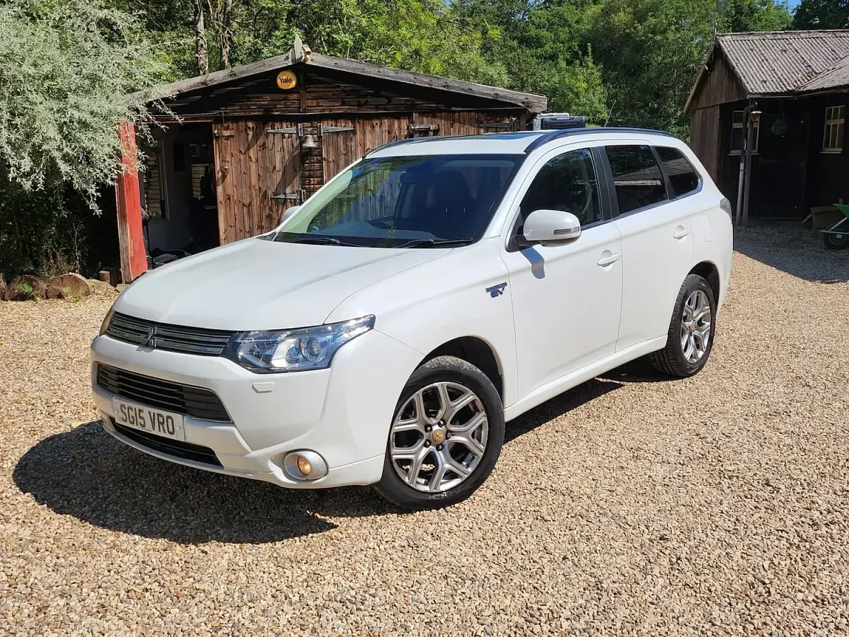 Used Mitsubishi Outlander P-HEV 2015 White SUV