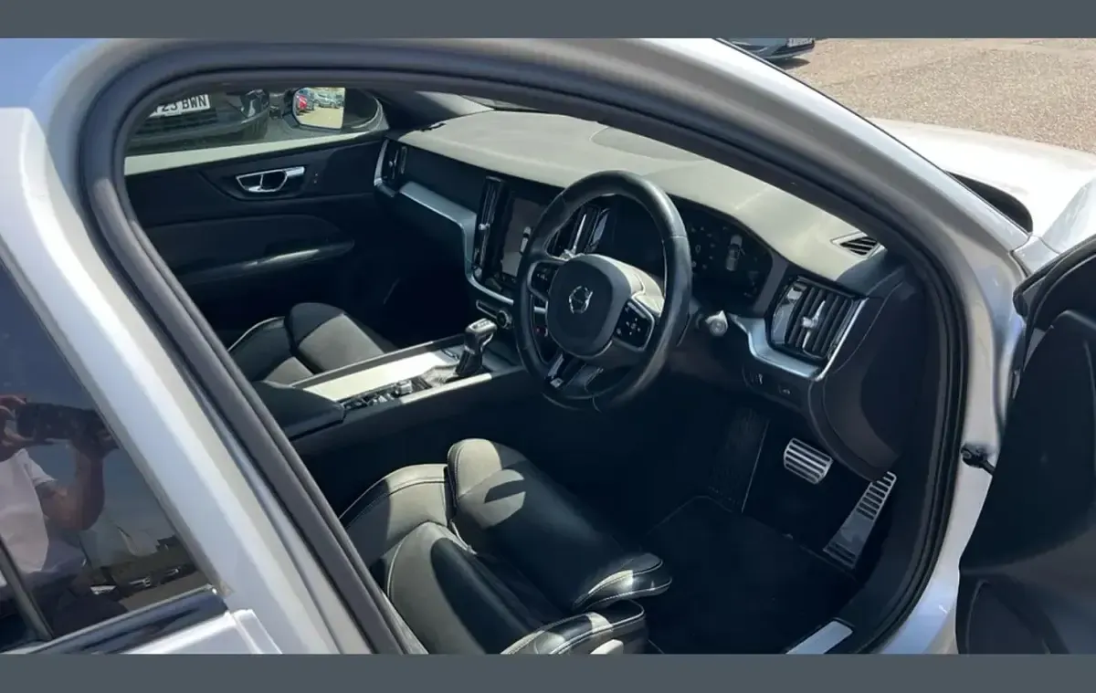 Usado Volvo V60 R-Design 250 HP (183 kW) 2020 Prateado Carrinha
