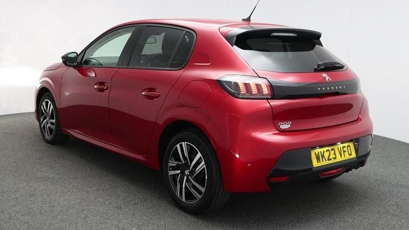 Second-hand Peugeot 208 Allure+ 99 CP (72 kW) 2023 Roșu Hatchback