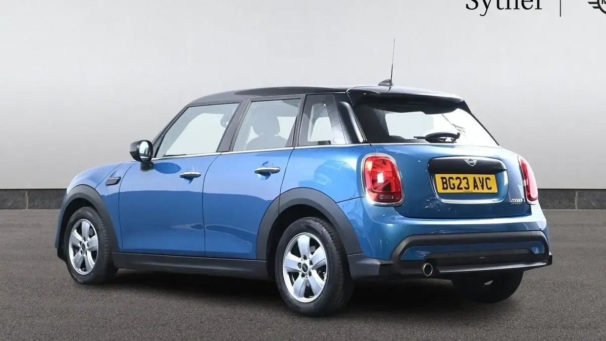 Begagnad Mini Cooper Classic 134 HK (98 kW) 2023 Blå Halvkombi