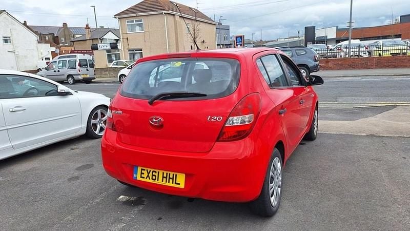 Used Hyundai i20 Classic 77 HP (56 kW) 2011 Red Hatchback