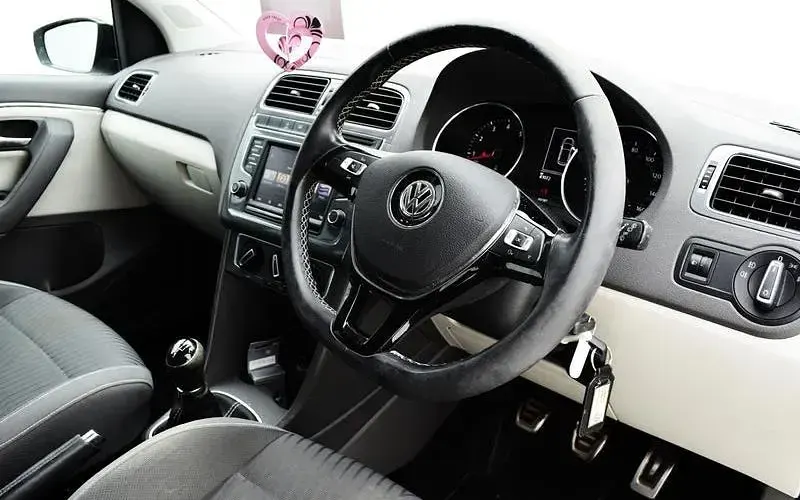 Used VW Polo Design 90 HP (66 kW) 2015 White Hatchback