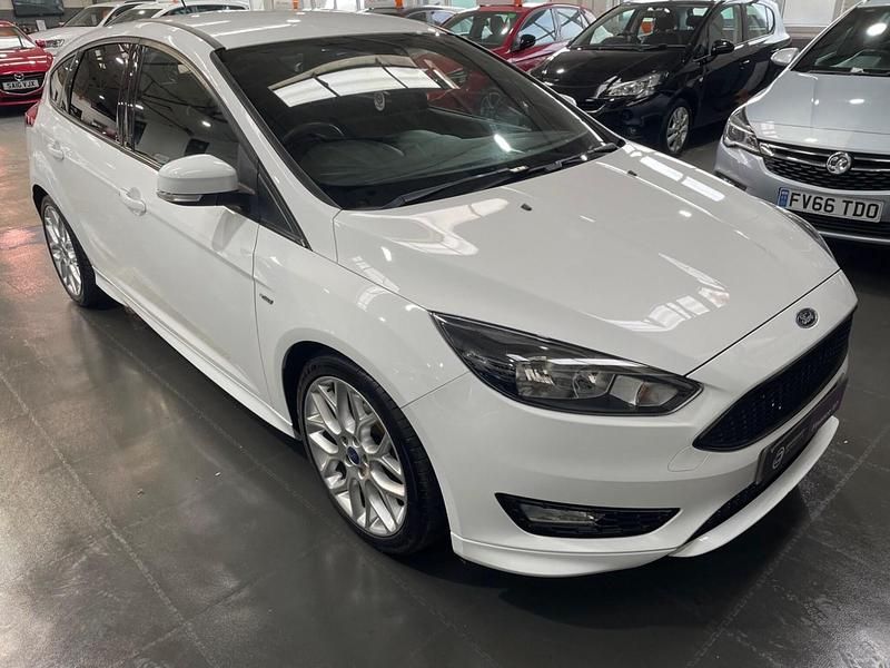 Used Ford Focus ST-Line 125 HP (91 kW) 2016 White Hatchback