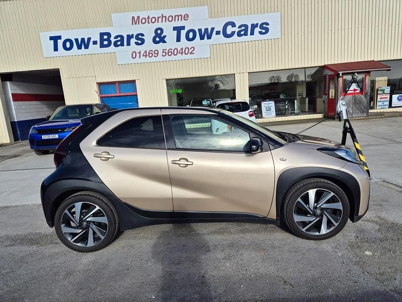 Used Toyota Aygo X 72 HP (52 kW) 2023 Beige SUV