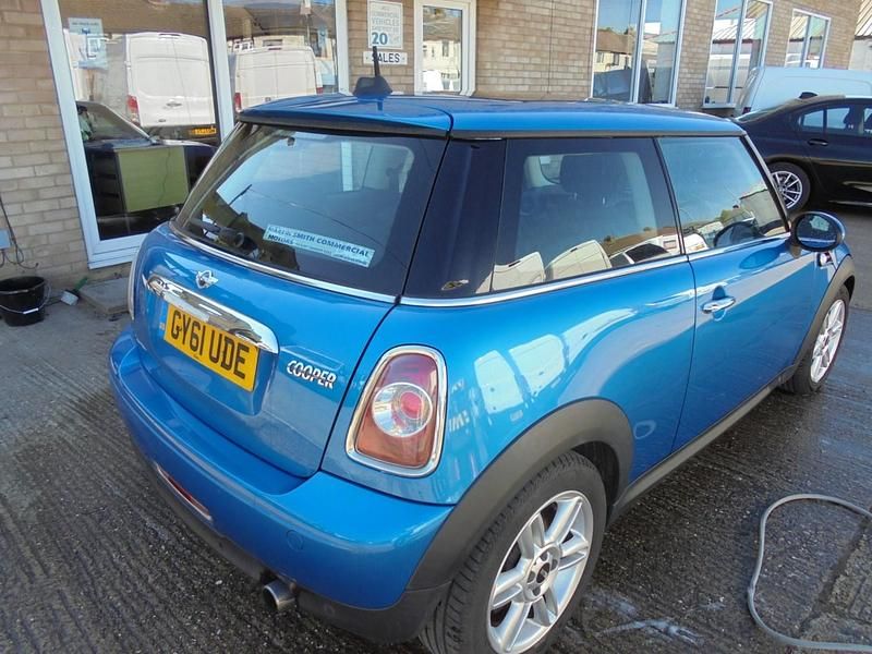 Begagnad Mini Cooper Hatch 122 HK (89 kW) 2011 Blå Halvkombi