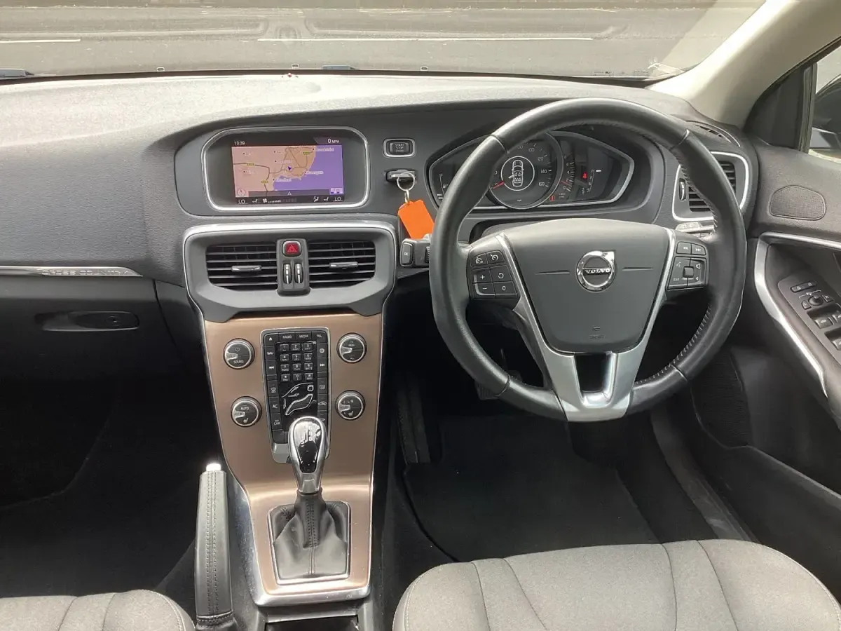 Begagnad Volvo V40 Plus 2019 Grå Halvkombi