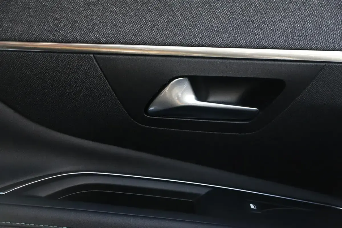 Second-hand Peugeot 3008 Allure Premium 131 CP (96 kW) 2022 Roșu SUV