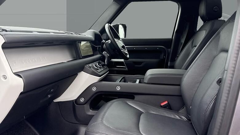 Used Land Rover Defender SE Dynamic 249 HP (183 kW) 2024 Estate