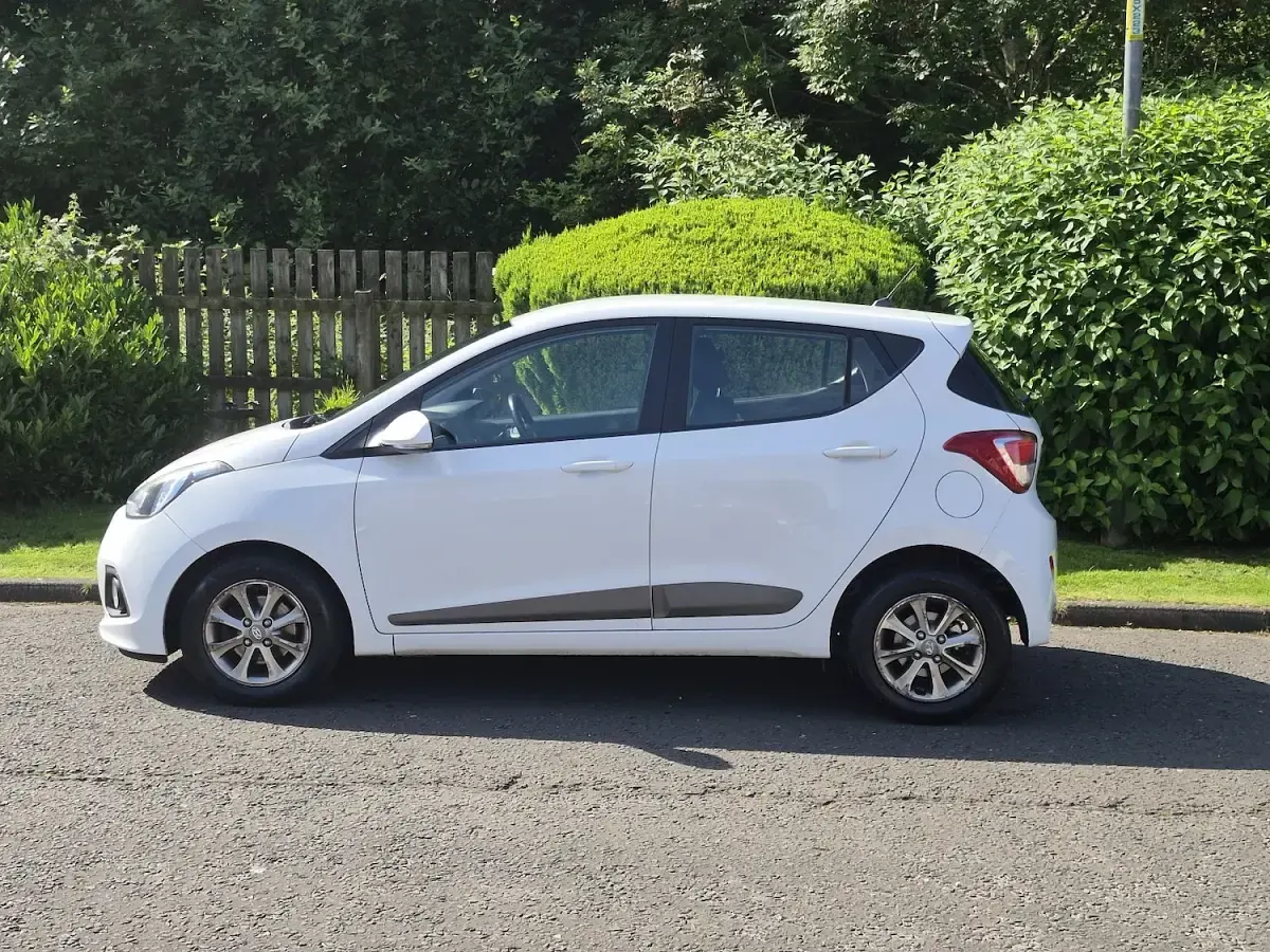 Used Hyundai i10 Premium 87 HP (63 kW) 2016 White Hatchback