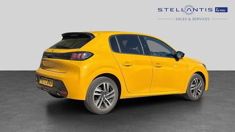 Used Peugeot 208 Allure+ 99 HP (72 kW) 2022 Yellow Hatchback