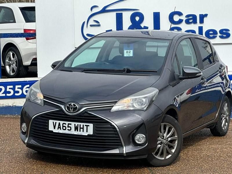 Usado Toyota Yaris 99 HP (72 kW) 2016 Cinzento Citadino