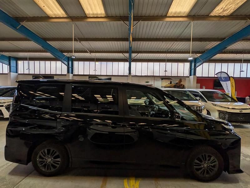 Begagnad Toyota Noah 2026 Svart Minibuss