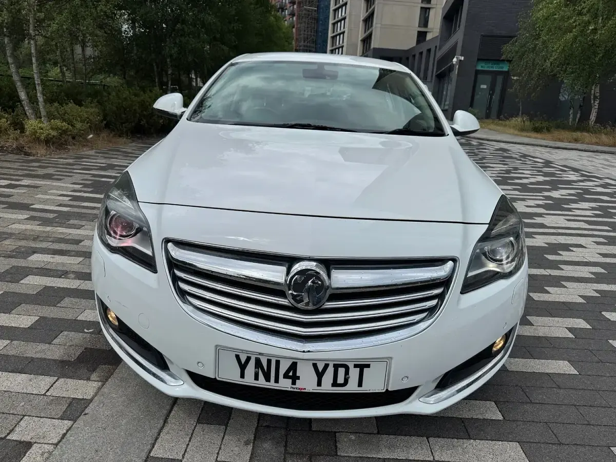 Used Vauxhall Insignia Elite 140 HP (102 kW) 2014 White Hatchback