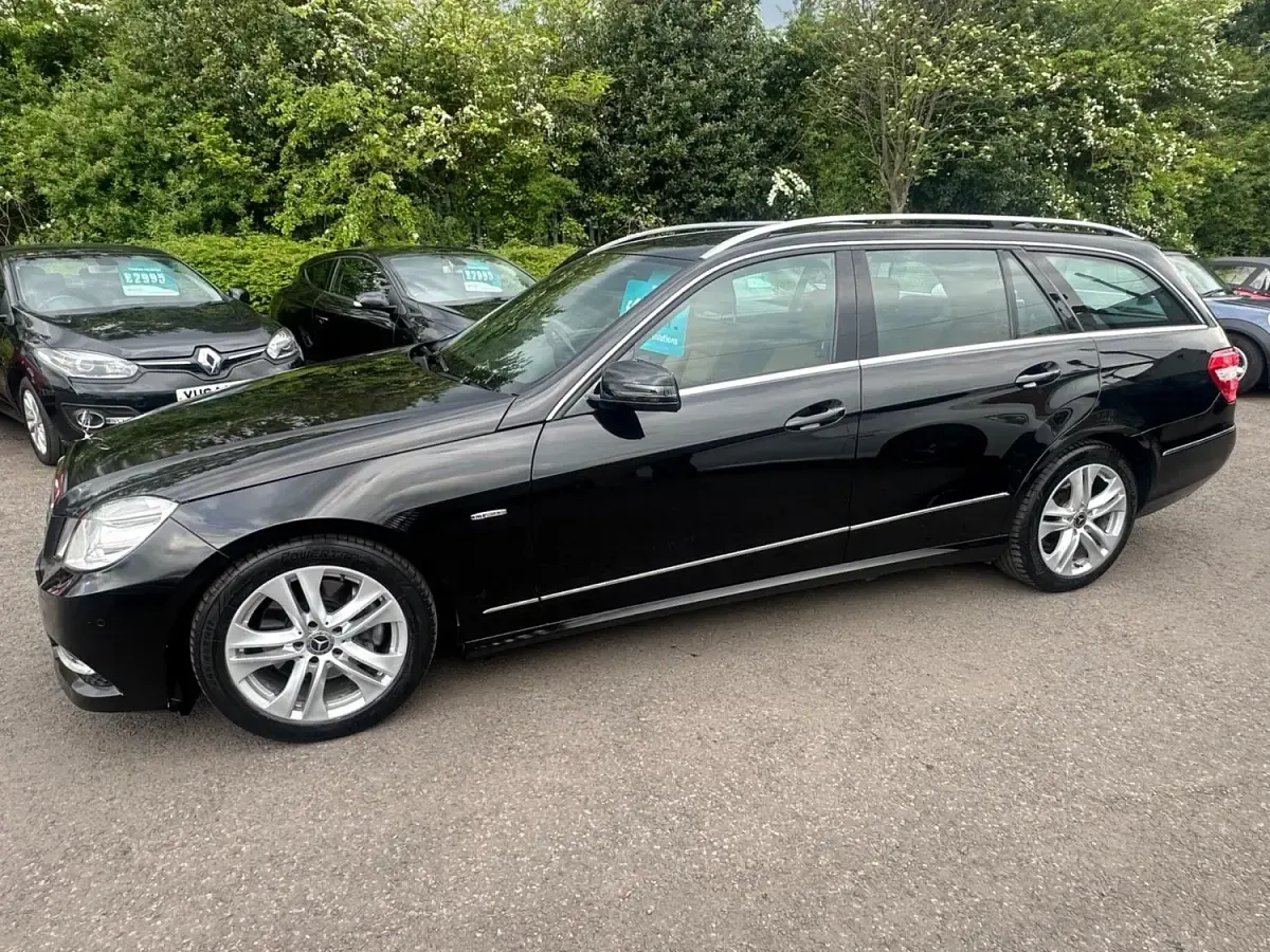 Usado Mercedes E250 Avantgarde 2011 Preto Carrinha