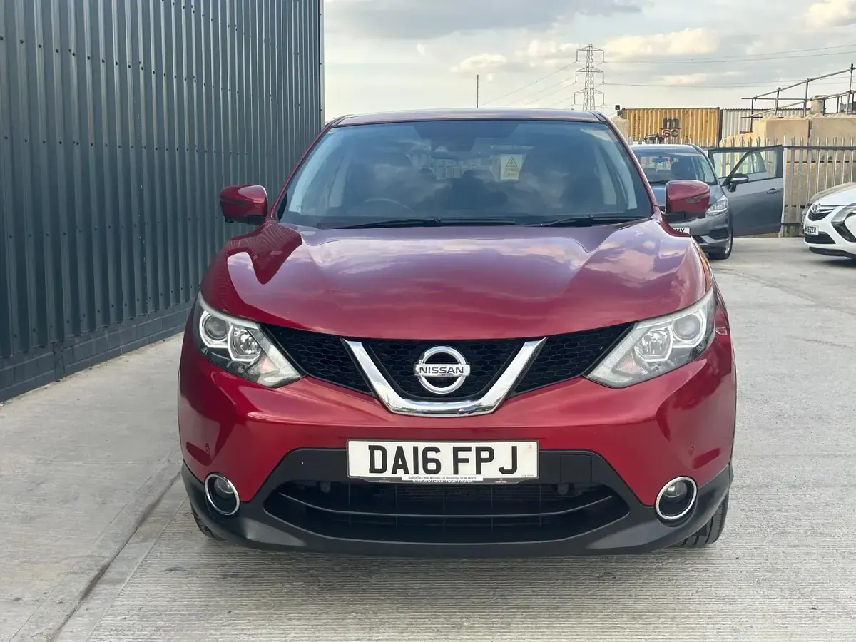 Used Nissan Qashqai N-Connecta 115 HP (84 kW) 2016 Red SUV