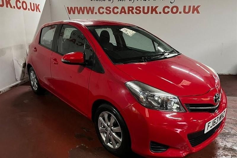 Used Toyota Yaris Multidrive S 101 HP (74 kW) 2013 Red Hatchback