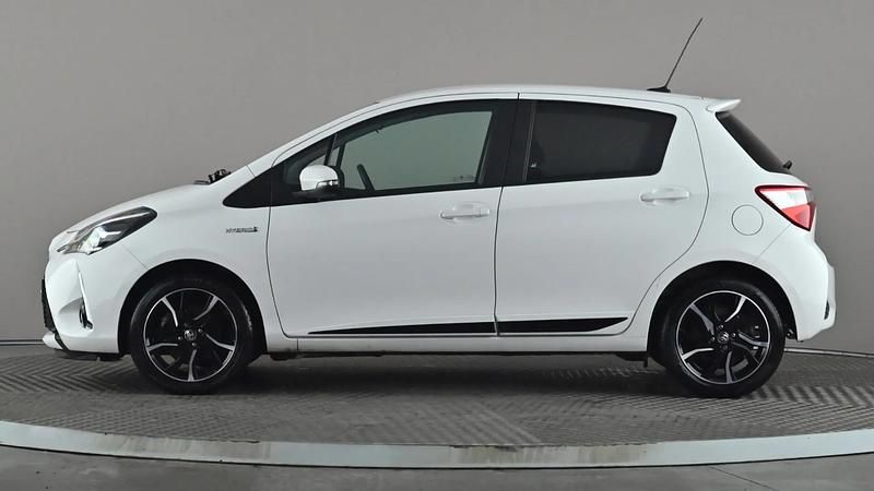 Used Toyota Yaris Hybrid Design 100 HP (73 kW) 2018 White Hatchback