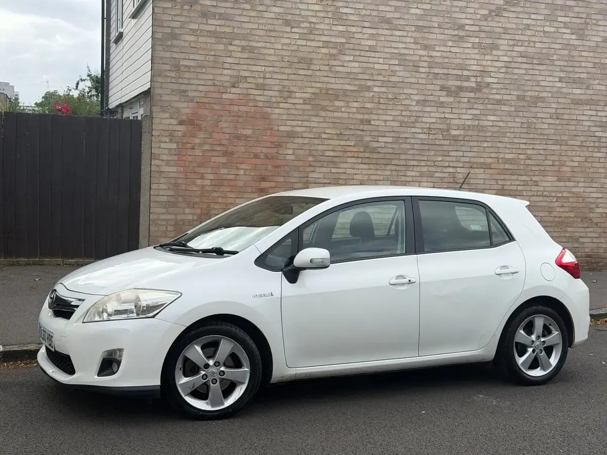 Used Toyota Auris Hybrid 2011 White Hatchback