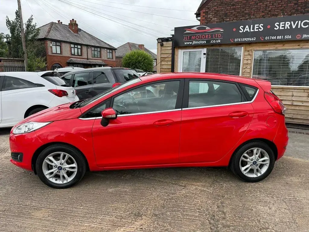 Used Ford Fiesta Zetec 75 HP (55 kW) 2015 Red Hatchback