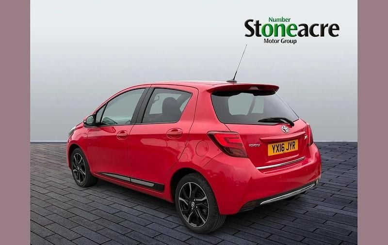 Used Toyota Yaris Design 99 HP (72 kW) 2016 Red Hatchback