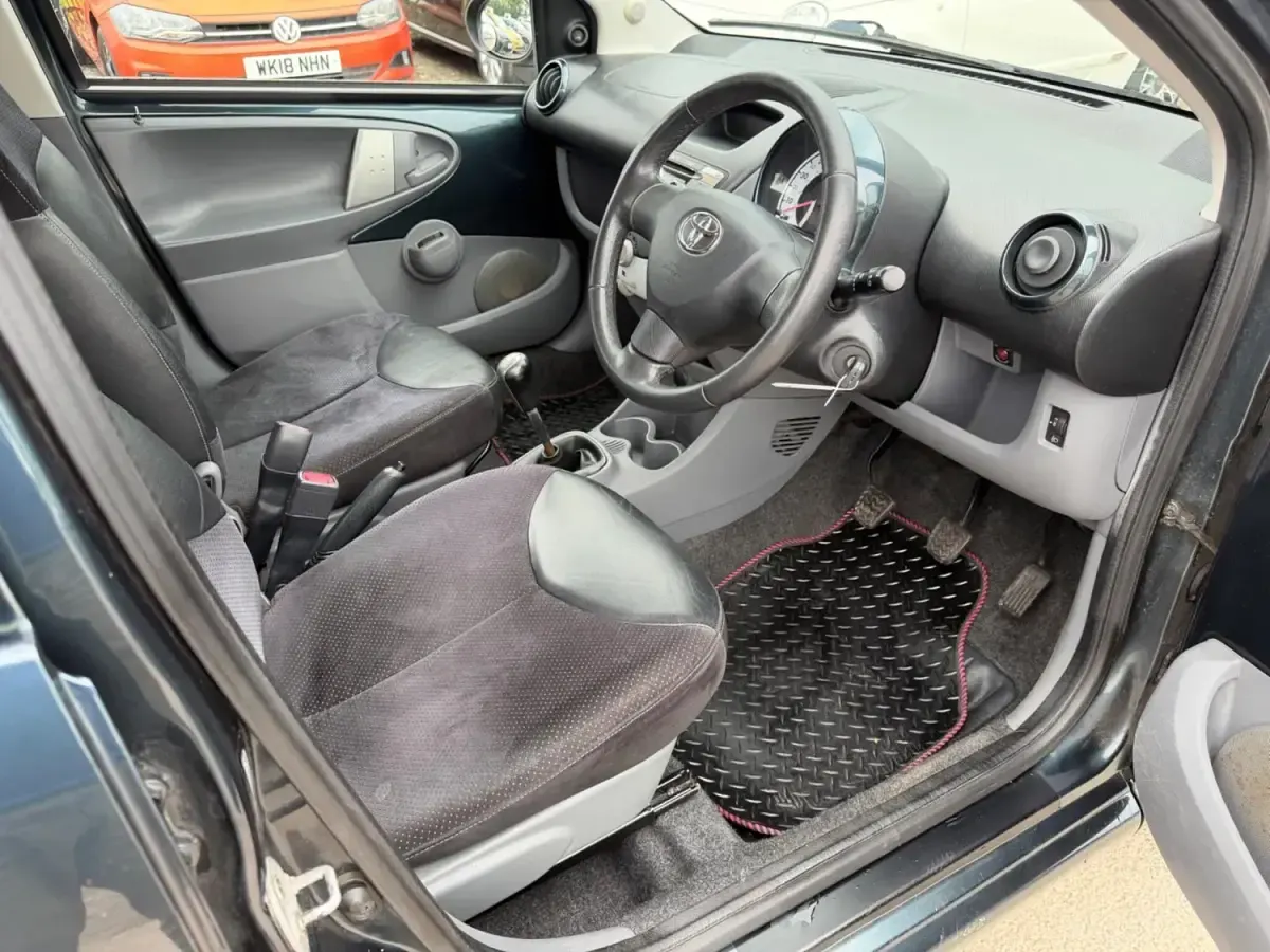 Usado Toyota Aygo 68 CV (50 kW) 2011 Verde Utilitario
