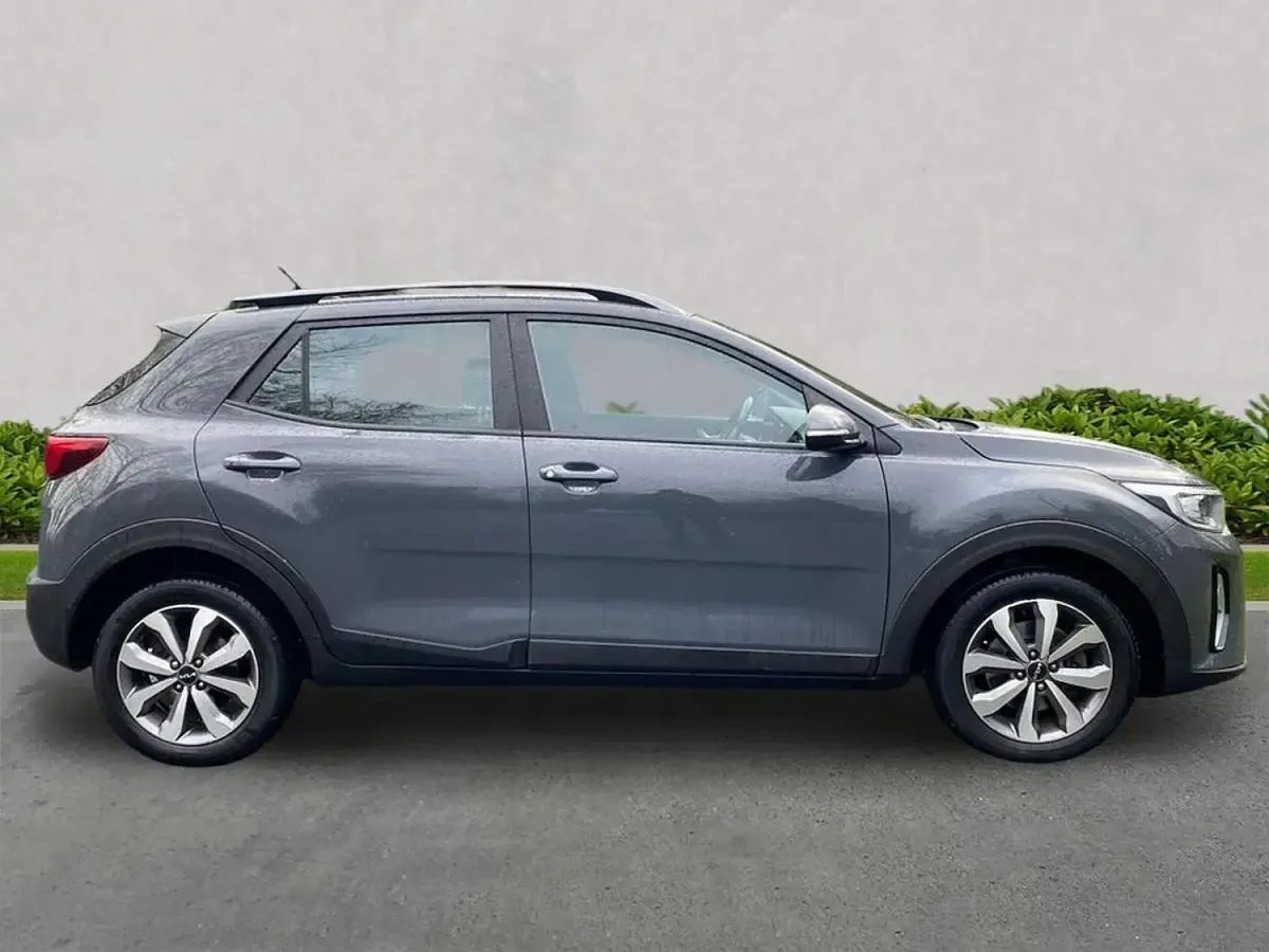 Usado Kia Stonic 99 HP (72 kW) 2023 Cinzento SUV