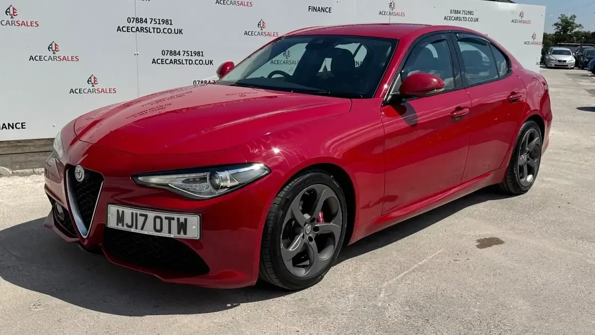 Used Alfa Romeo Giulia Edizione Speciale 180 HP (132 kW) 2017 Red Sedan