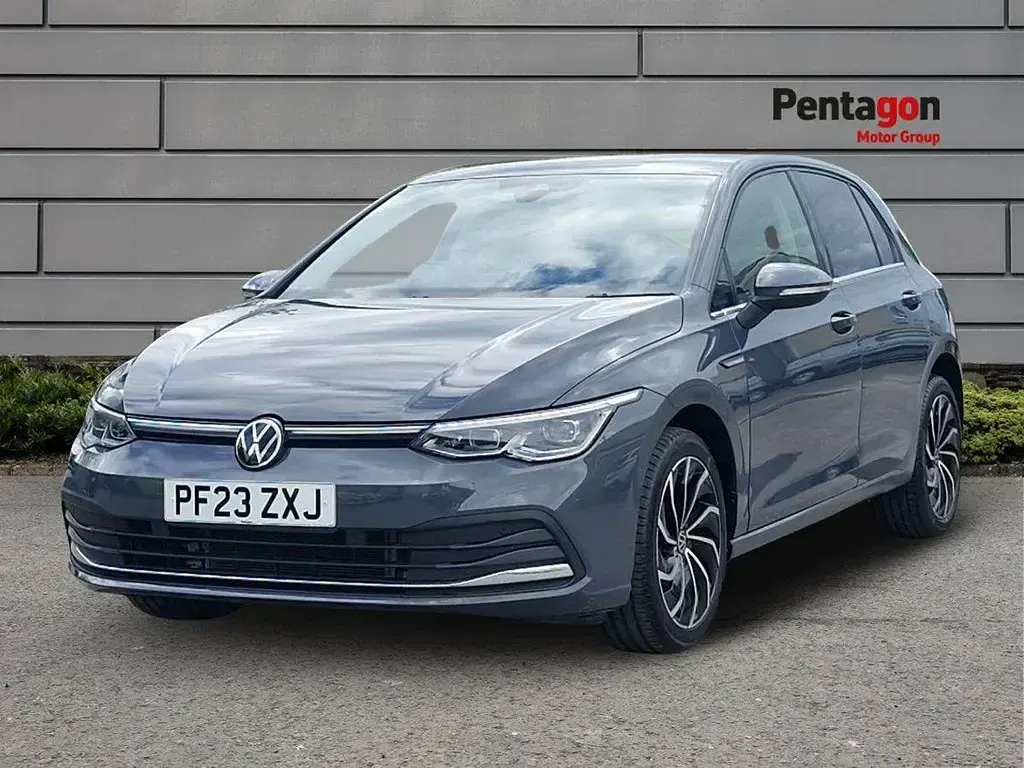 Usado VW Golf VIII Edition 128 HP (94 kW) 2023 Cinzento Citadino