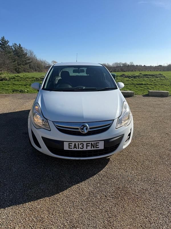 Used Vauxhall Corsa 95 HP (69 kW) 2013 White Hatchback