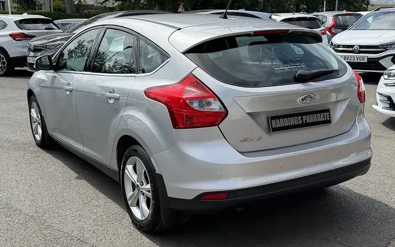 Used Ford Focus Zetec 105 HP (77 kW) 2012 Silver metallic Hatchback