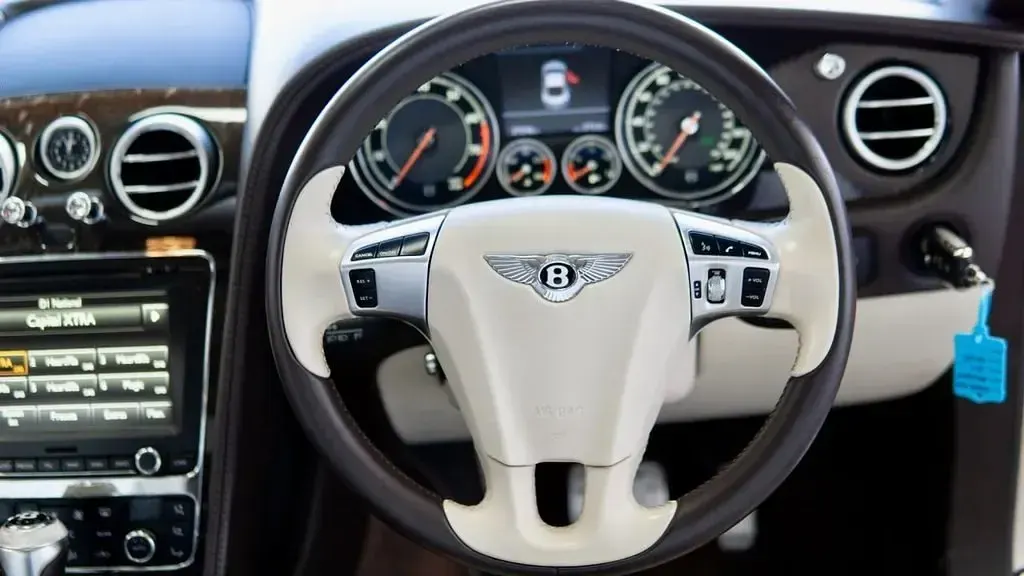 Begagnad Bentley Continental 625 HK (459 kW) 2014 Vit Sportkupé