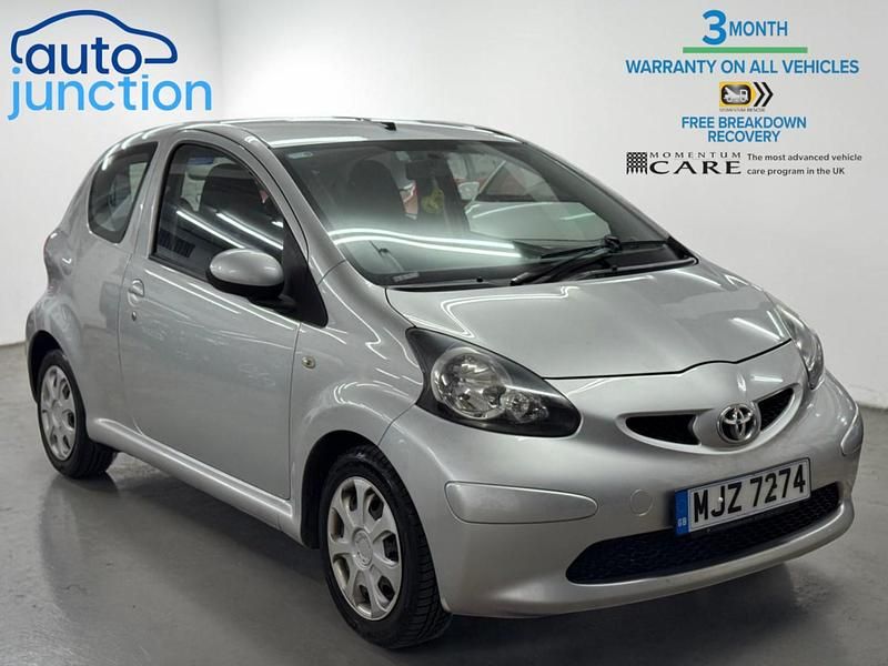 Usado Toyota Aygo 67 CV (49 kW) 2007 Plateado Utilitario