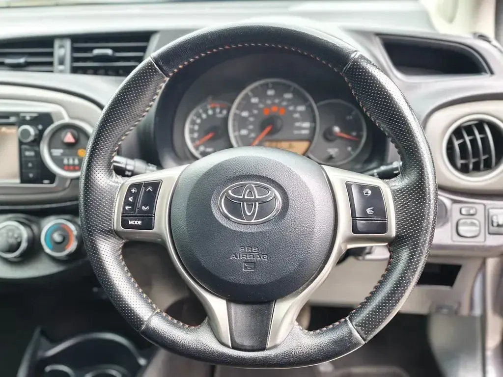 Begagnad Toyota Yaris SR 99 HK (72 kW) 2012 Grå Halvkombi
