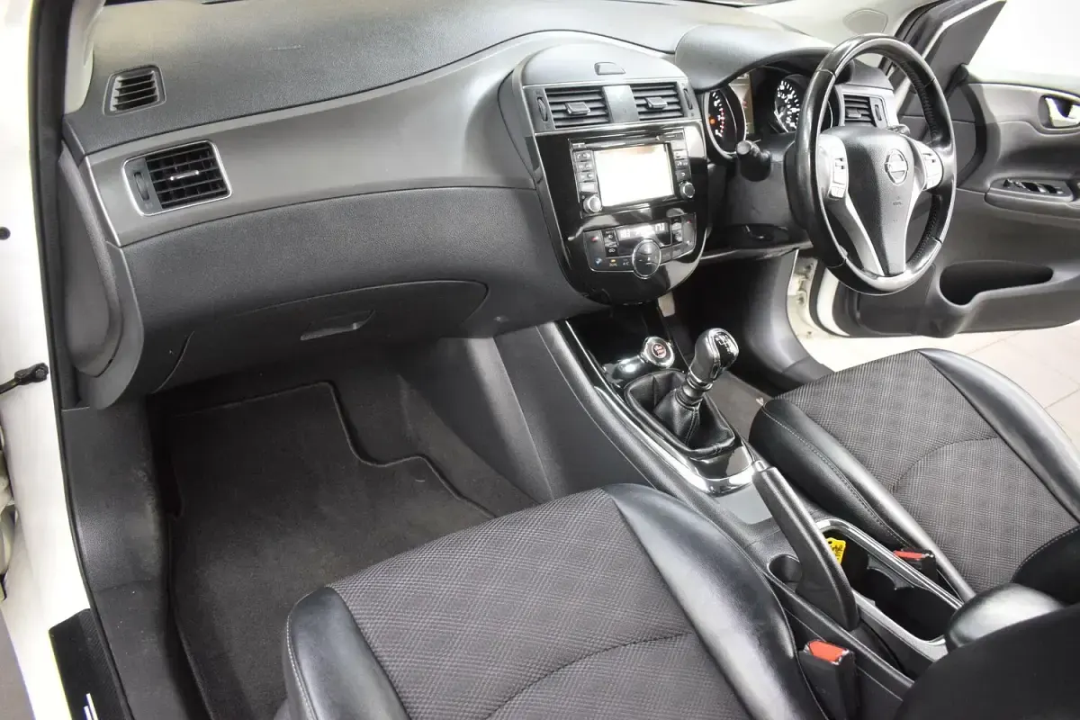 Used Nissan Pulsar N-Connecta 115 HP (84 kW) 2017 White Hatchback