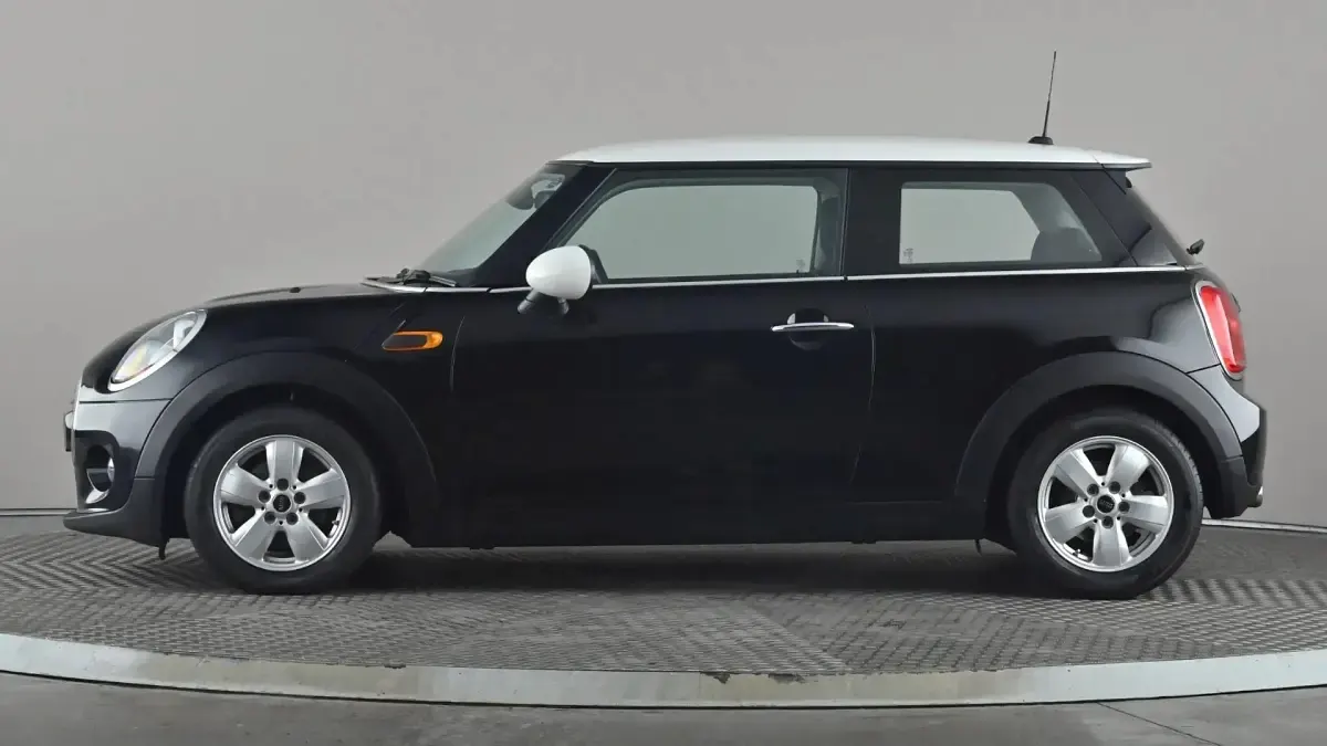 Begagnad Mini Cooper 136 HK (100 kW) 2018 Svart Halvkombi