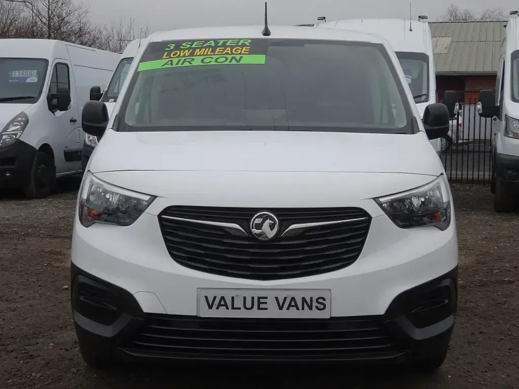 Second-hand Vauxhall Combo Edition 75 CP (55 kW) 2021 Alb Monovolum