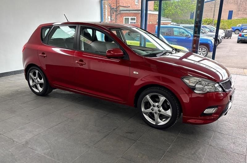 Red Used 2010 Kia Ceed 3 Hatchback | £5,500 (Fair price) - Image 1/4