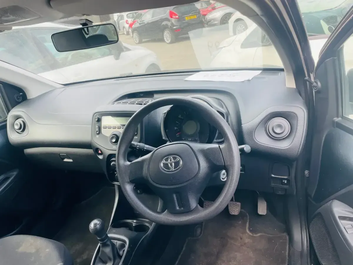 Usado Toyota Aygo 72 CV (52 kW) 2019 Gris Utilitario