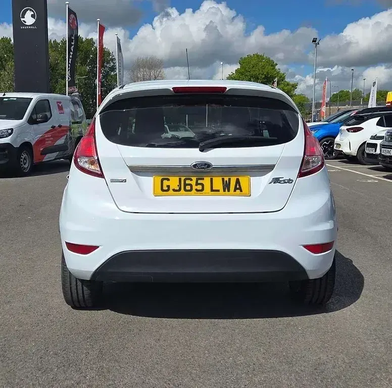 Used Ford Fiesta Titanium 100 HP (73 kW) 2015 White Hatchback