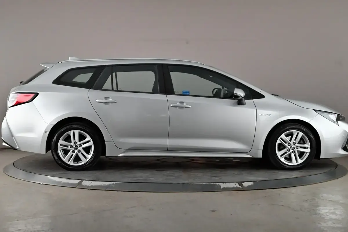 Used Toyota Corolla 122 HP (89 kW) 2020 Silver Estate