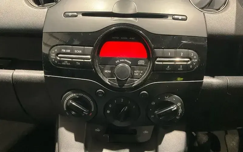 Used Mazda 2 75 HP (55 kW) 2014 Red Hatchback
