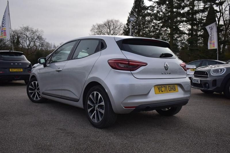 Used Renault Clio V Iconic 90 HP (66 kW) 2021 Silver Hatchback