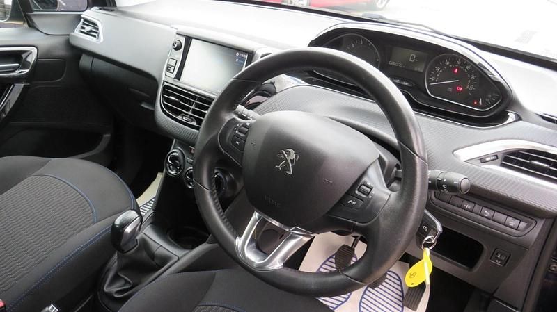 Used Peugeot 208 Signature Sky 2018 Blue Hatchback